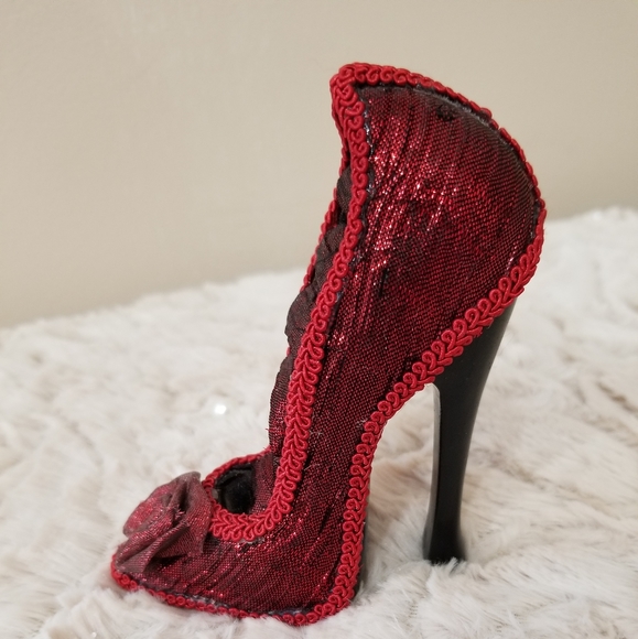 Adorable high heeled ring holder. - Picture 2 of 3